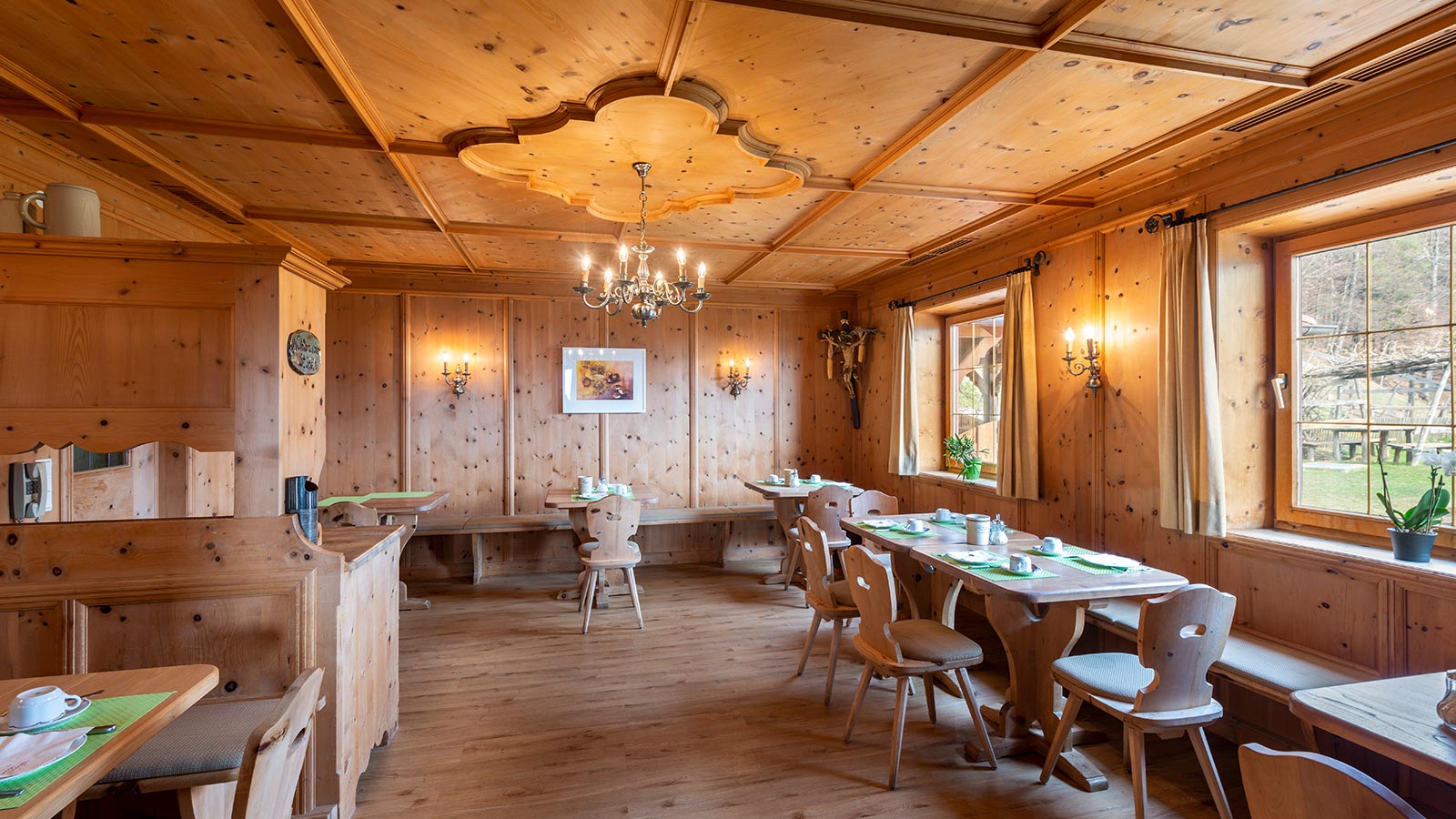 Das im alpinen Stil eingerichtete Restaurant des Hotels in Tiesens