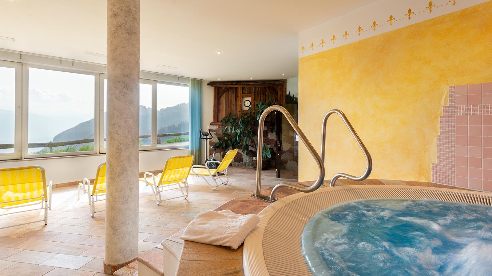 La zona wellness con la piscina dell'Hotel Grissianer Hof