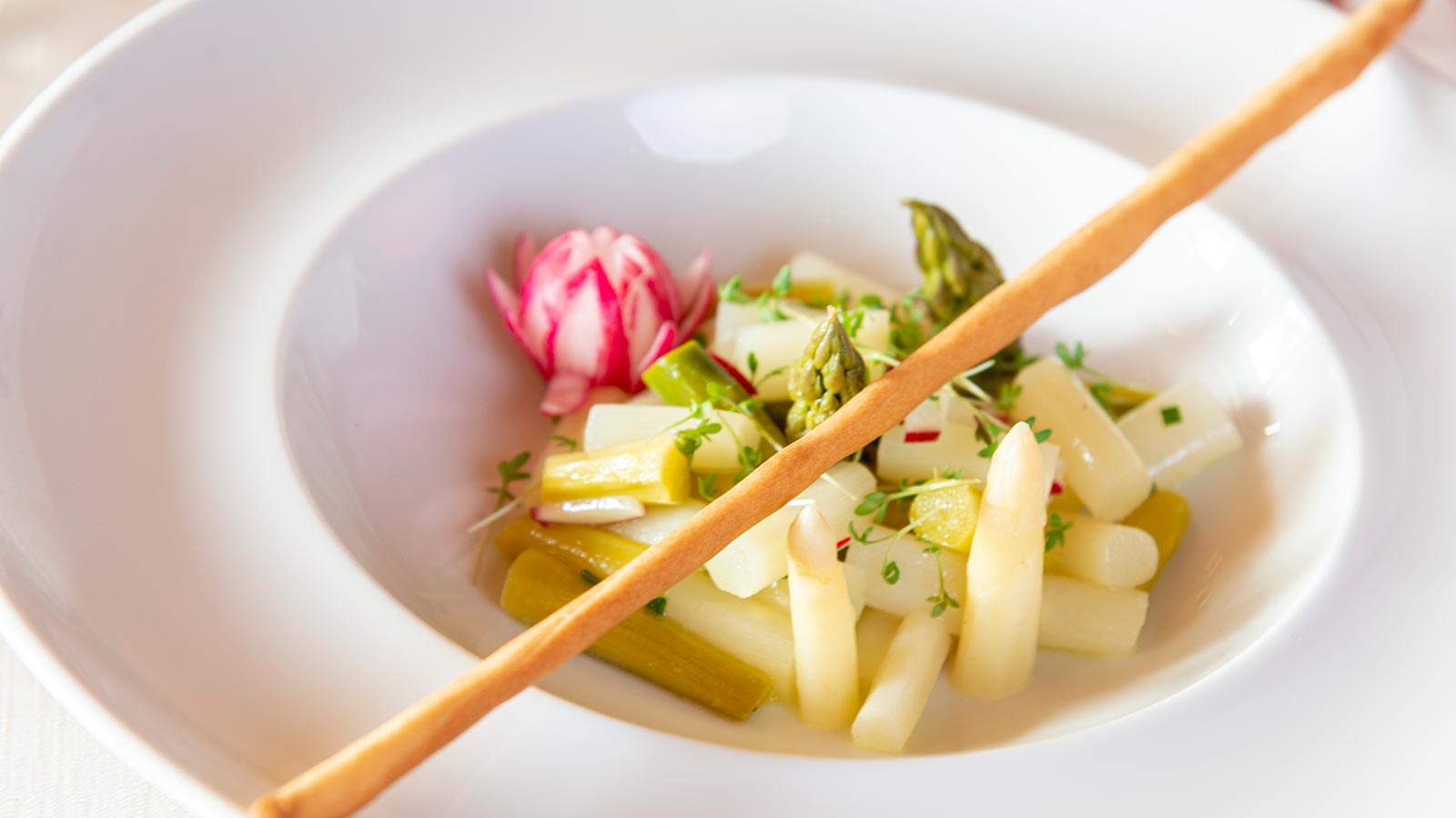 Primo piano di un piatto elaborato dallo chef del Grissianer Hof