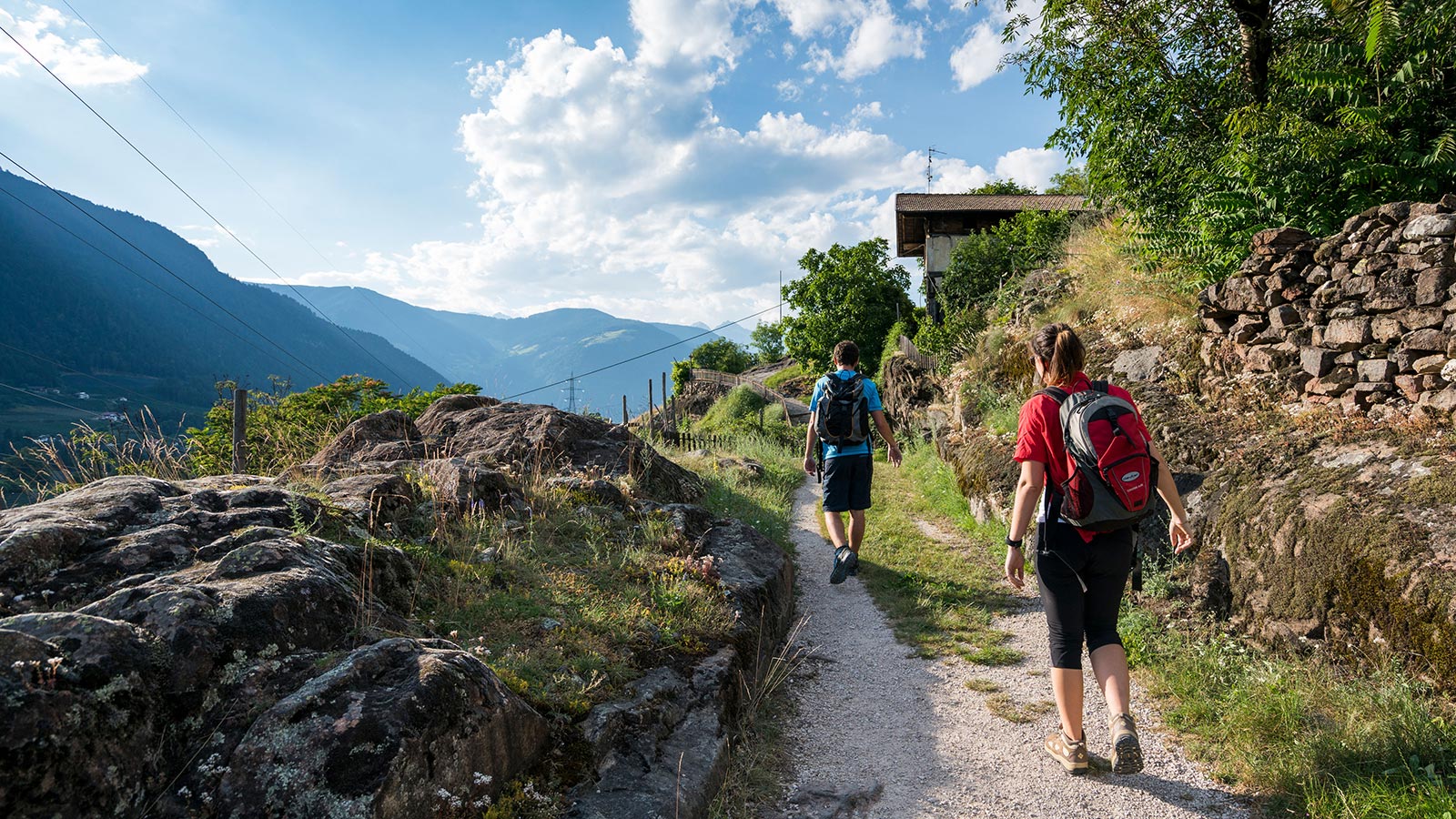 Due ragazzi durante un'escursione a Tesimo