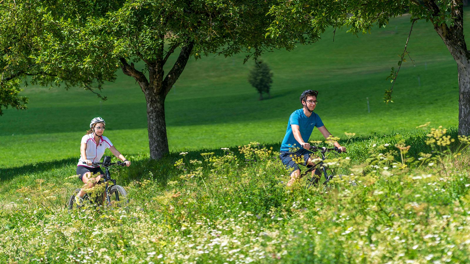 Zwei Jugendliche genießen eine Fahrradtour nach Tiesens und Prissian