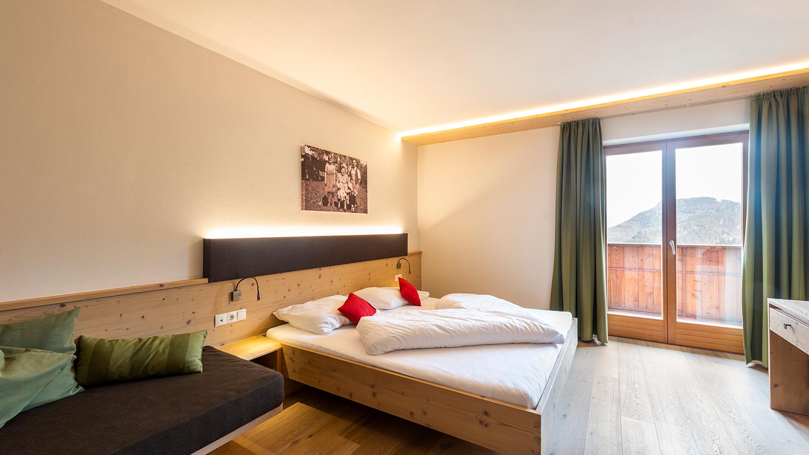 La camera arredata in stile alpino e rivestita in legno dell'Hotel a Tesimo